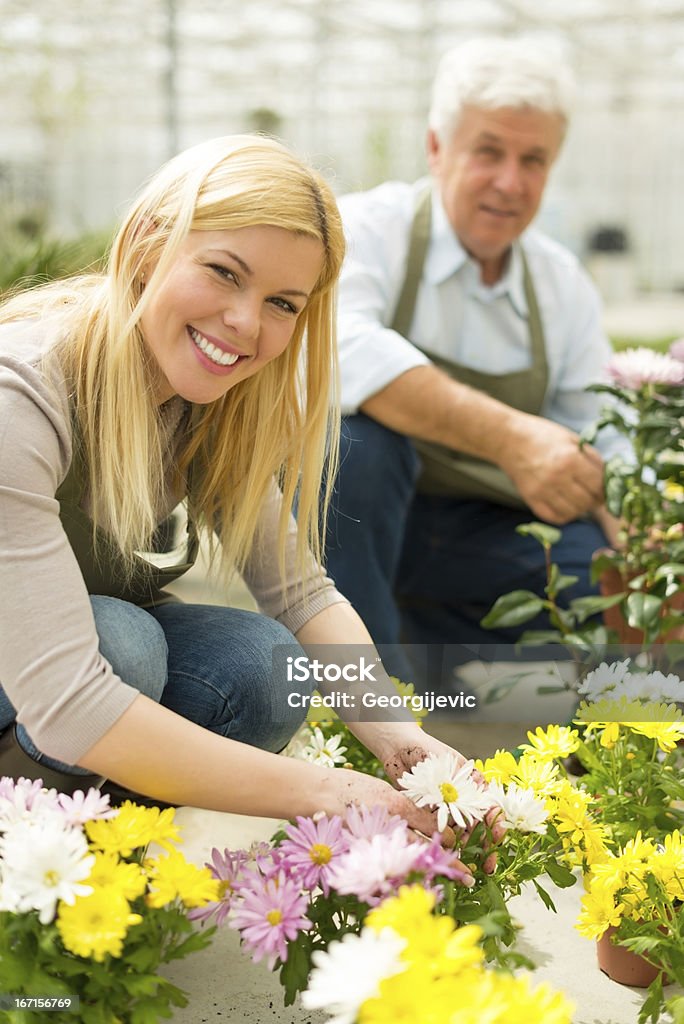 Молодые, улыбается женщина, Флорист - Стоковые фото Ботаника роялти-фри