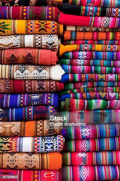 Colorido Mantas Del Mercado En Argentina De América Del Sur Foto de stock y más banco de imágenes de Jujuy