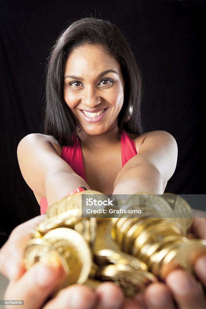 Brasileira menina isolada em preto com muitas moedas de ouro - Foto de stock de 18-19 Anos royalty-free