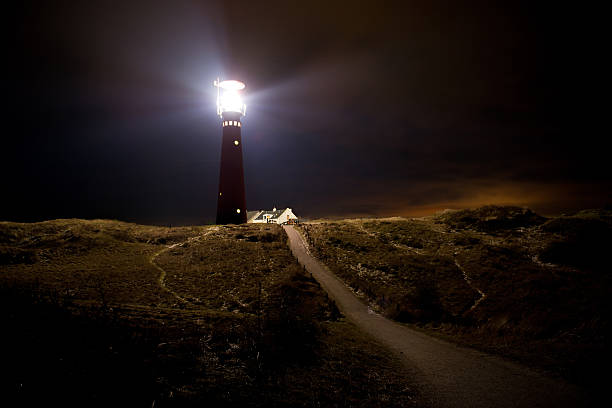 phare dans la nuit - dark light beam beacon projection photos et images de collection