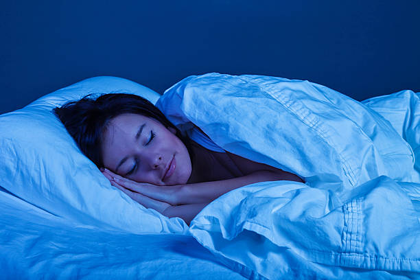 junge frau schlafen sie selig - eyes closed sleeping women human face stock-fotos und bilder