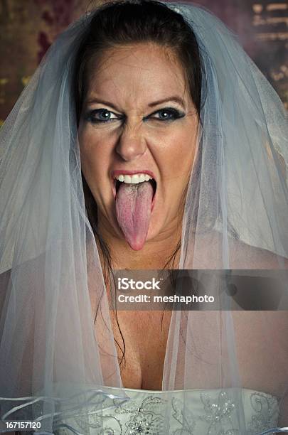 Bridezilla Ihre Zunge Heraus Getroffen Stockfoto und mehr Bilder von Weibliche Person - Weibliche Person, Attraktive Frau, Augenbraue hochziehen