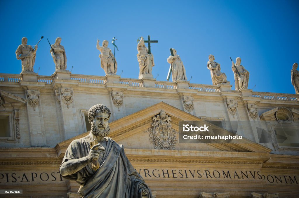 Estátua de São Pedro, no Vaticano - Foto de stock de Basílica de São Pedro royalty-free