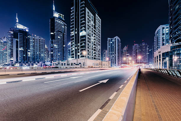rodovia da cidade de dubai - nightshot imagens e fotografias de stock
