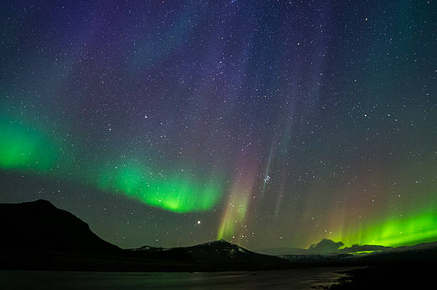 aurore boréale sur l'islande - iceland meteorology galaxy aurora borealis photos et images de collection