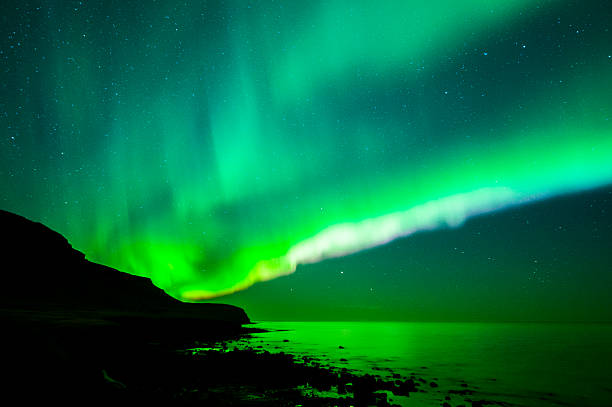 aurora boreal na islândia - iceland meteorology aurora borealis galaxy imagens e fotografias de stock