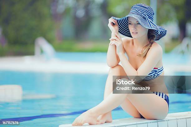 Posando En La Piscina Foto de stock y más banco de imágenes de Accesorio de cabeza - Accesorio de cabeza, Adulto, Adulto joven