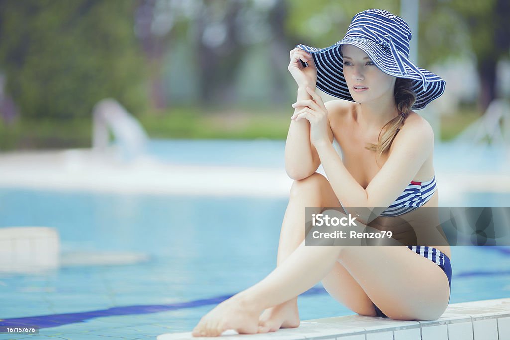 in posa in piscina - Foto stock royalty-free di Abbigliamento