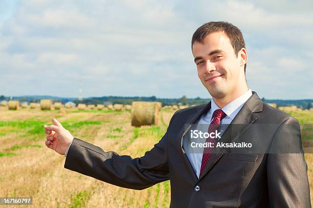 Hombre En Un Traje De Negocios Foto de stock y más banco de imágenes de Adulto - Adulto, Agricultura, Aire libre