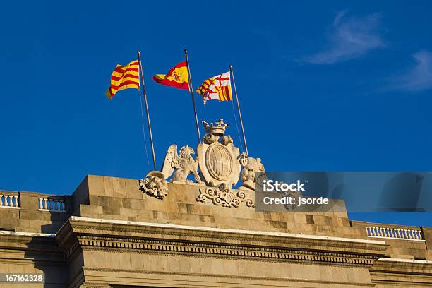 Foto de Bandeiras No Generalitat Palace e mais fotos de stock de Bandeira - Bandeira, Barcelona - Espanha, Noite