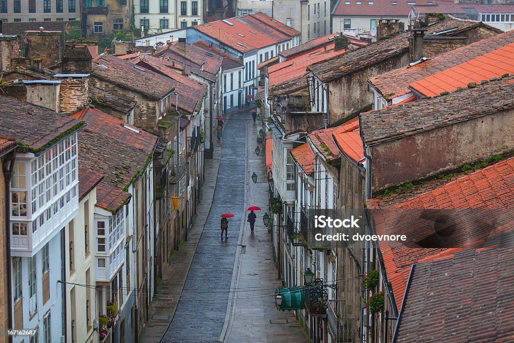 Guardando giù per la strada della città vecchia di pioggia - Foto stock royalty-free di Santiago de Compostela