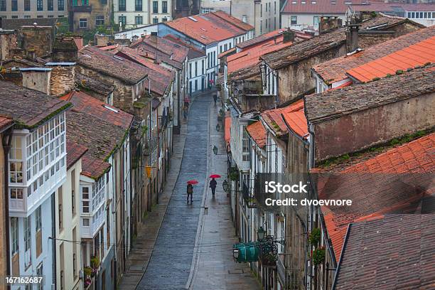 Guardando Giù Per La Strada Della Città Vecchia Di Pioggia - Fotografie stock e altre immagini di Santiago de Compostela