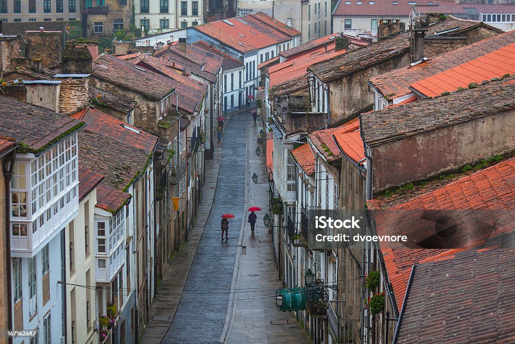 Patrzeć w dół na deszczowe ulica Starego Miasta - Zbiór zdjęć royalty-free (Santiago de Compostela)