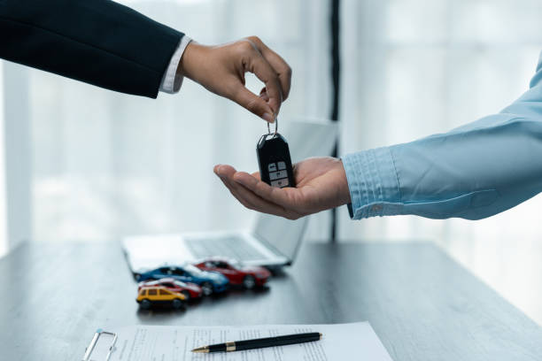 los concesionarios de automóviles o los gerentes de seguros cubren y protegen contra daños y riesgos de conducir, retengan las llaves del automóvil, protejan y el concepto de cuidado postventa.contrato de préstamo de automóvil exitoso comprando o vend - car insurance sales occupation buying fotografías e imágenes de stock