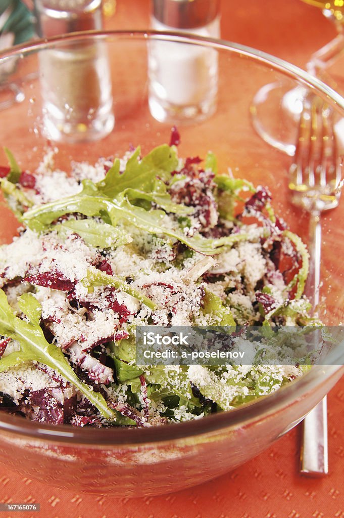 Ensalada con roqueta y peppery radiccio en un apacible mesa - Foto de stock de Alimento libre de derechos