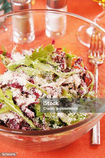 Ensalada Con Roqueta Y Peppery Radiccio En Un Apacible Mesa Foto de stock y más banco de imágenes de Alimento