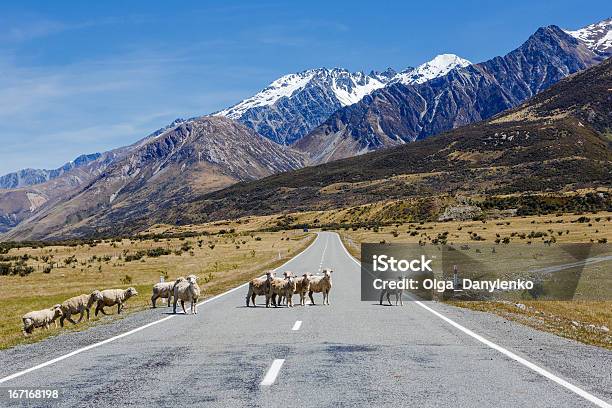 Foto de Estrada De Montanha e mais fotos de stock de Azul - Azul, Cordilheira, Céu - Fenômeno natural