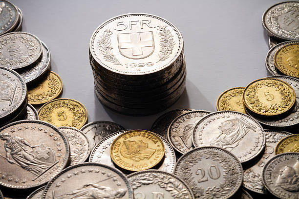 luz de foco na moderna nota de franco suíço - swiss coin swiss currency currency switzerland imagens e fotografias de stock