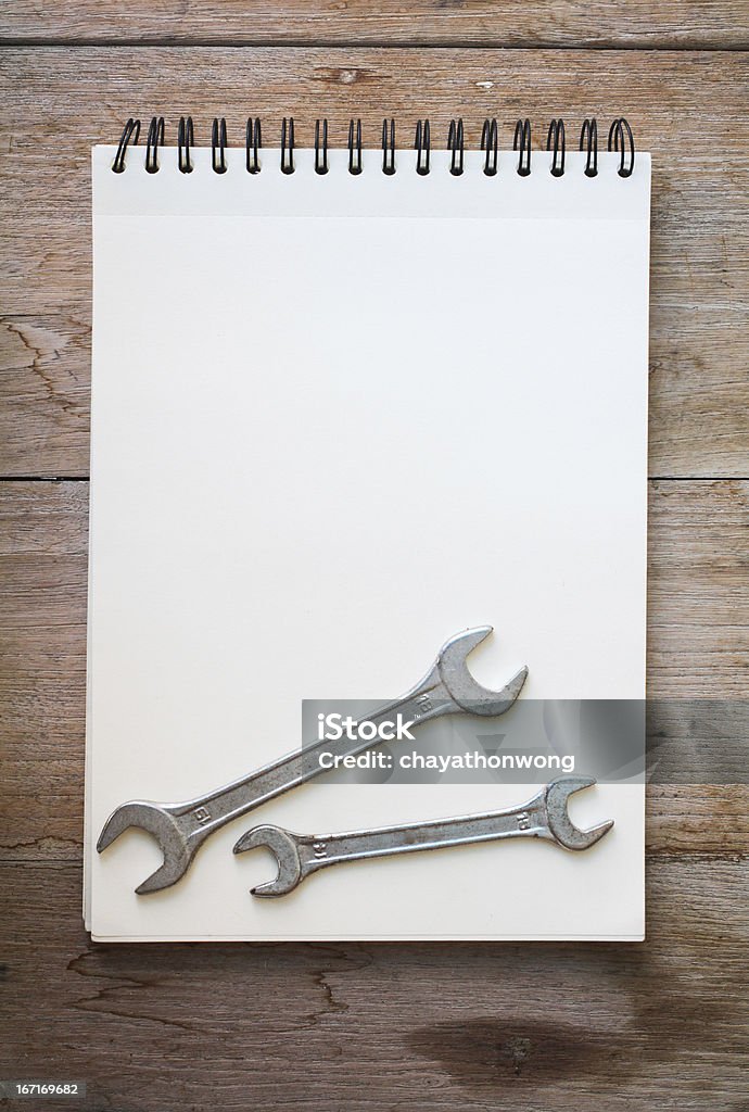Cuaderno sobre fondo de madera - Foto de stock de Efecto texturado libre de derechos