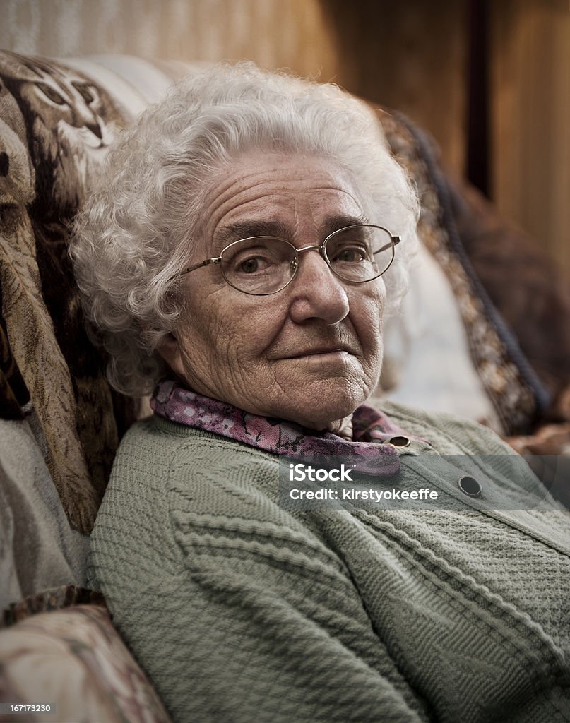 Femme âgée en fauteuil - Photo de Femmes seniors libre de droits