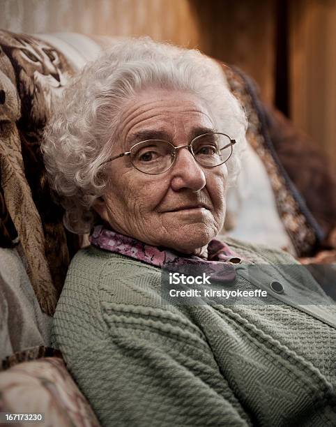 Anziani Donna In Poltrona - Fotografie stock e altre immagini di Donne anziane - Donne anziane, Solitudine, 80-89 anni