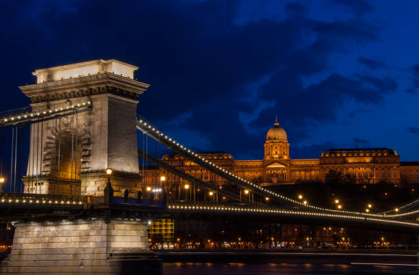 pałac królewski lub zamek królewski i most łańcuchowy po zachodzie słońca w budapeszcie na węgrzech. - budapest chain bridge hungary palace zdjęcia i obrazy z banku zdjęć