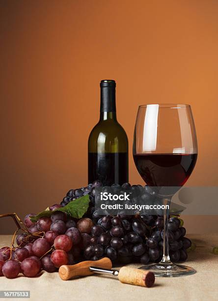 Bottiglia E Bicchiere Di Vino Rosso - Fotografie stock e altre immagini di Alchol - Alchol, Aperto, Apribottiglie