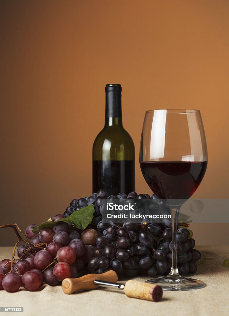 Butelkę i Kieliszek czerwonego wina - Zbiór zdjęć royalty-free (Alkohol - napój)
