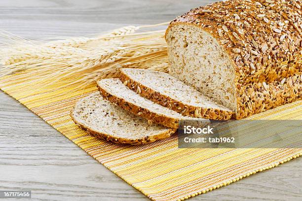 Foto de Orgânico Fatias De Pão Integral e mais fotos de stock de Carboidrato - Comida - Carboidrato - Comida, Comida, Culturas