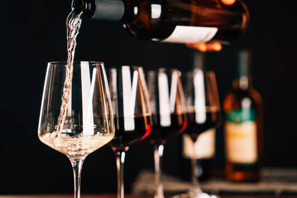 bicchieri di vino rosso e bianco in un ristorante di lusso - vino foto e immagini stock