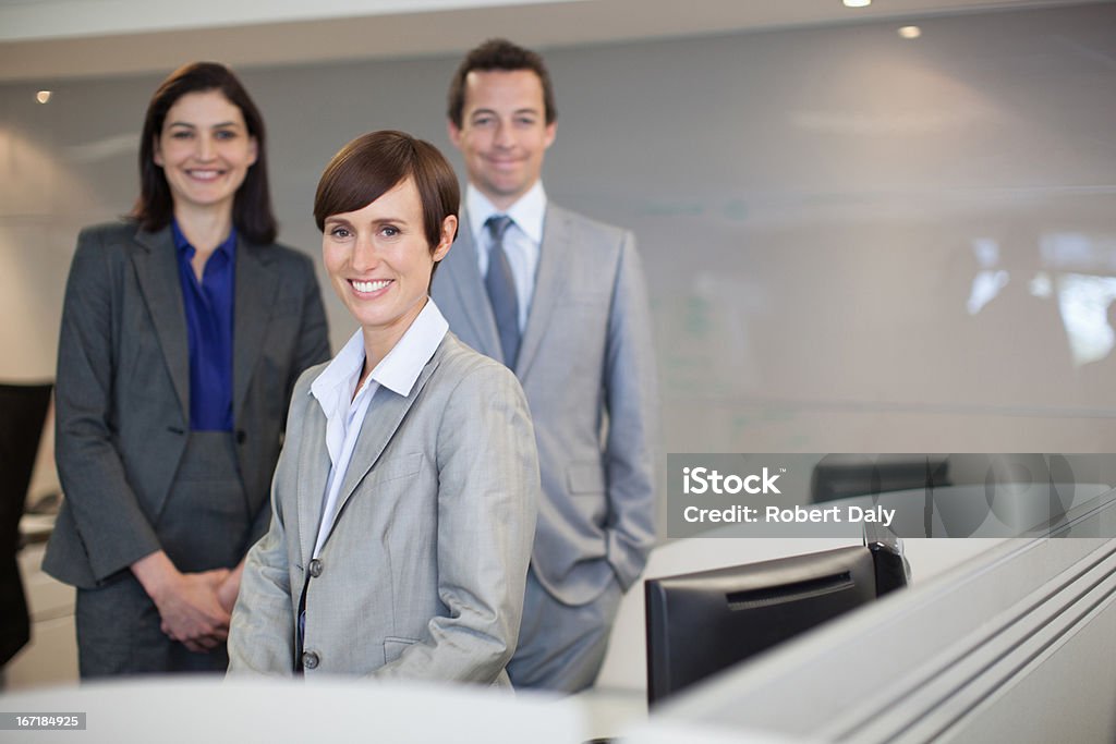 Retrato de sorrir negócios pessoas na secretária no escritório - Royalty-free Homem num Grupo de Mulheres Foto de stock