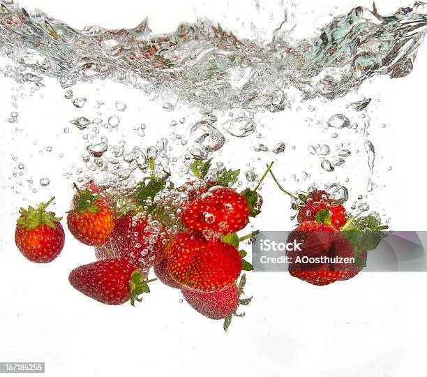 Fresas Caer En Agua Foto de stock y más banco de imágenes de Agua - Agua, Alimento, Blanco - Color