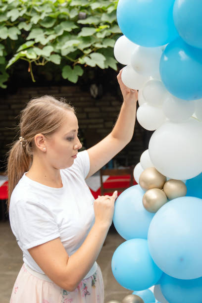 istock Small party agency making party decorations with balloons 1671893334