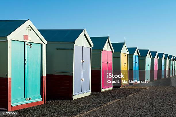 Photo libre de droit de Cabanes De Plage Coloré À Hove À Proximité De Brighton Royaumeuni Le East Sussex banque d'images et plus d'images libres de droit de Brighton - Brighton and Hove