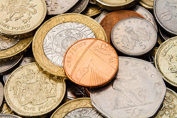 un solo céntimo británico sobre las monedas libra esterlina - two pound coin fotografías e imágenes de stock