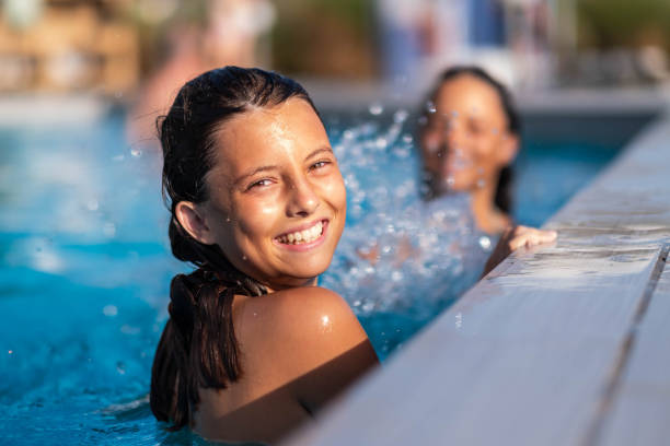 little girls are playing in the pool little girls are playing in the pool and splashing game resort pictures stock pictures, royalty-free photos & images