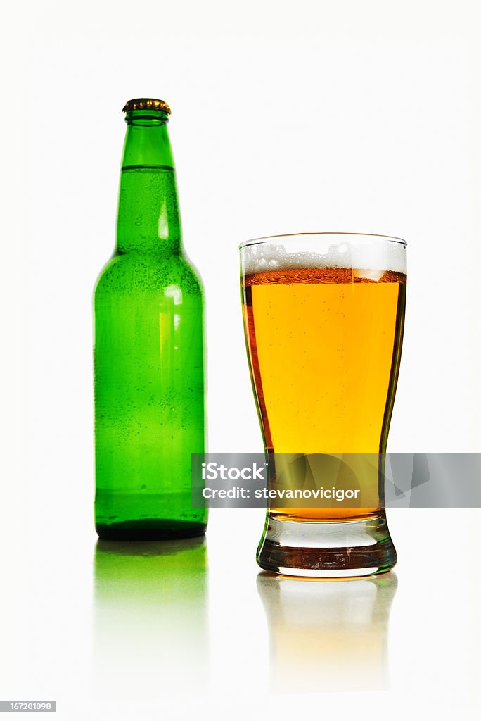 Botella y vaso de cerveza - Foto de stock de Alcoholismo libre de derechos