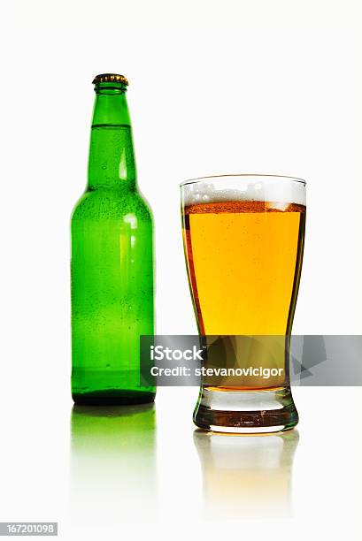 Botella Y Vaso De Cerveza Foto de stock y más banco de imágenes de Alcoholismo - Alcoholismo, Amarillo - Color, Bebida