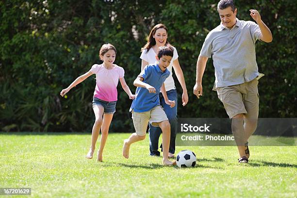 Kinder Spielen Fußball Mit Eltern Stockfoto und mehr Bilder von Fußball - Fußball, Familie, Spielen