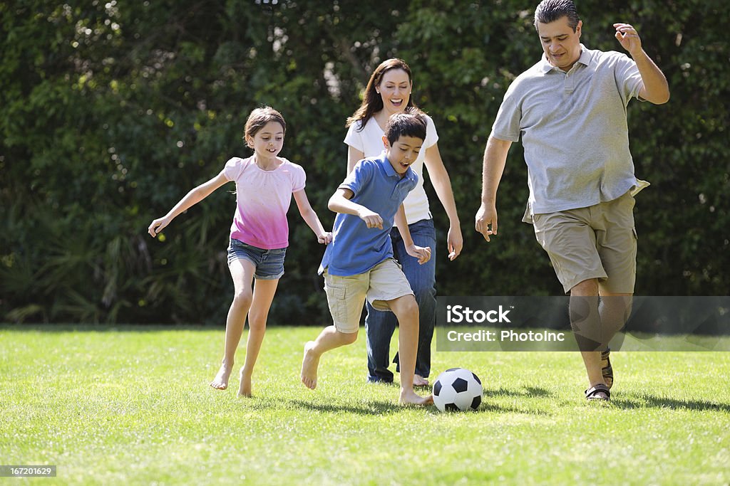 Dzieci gry w piłkę nożną z rodzicami - Zbiór zdjęć royalty-free (Piłka nożna - Sport drużynowy)