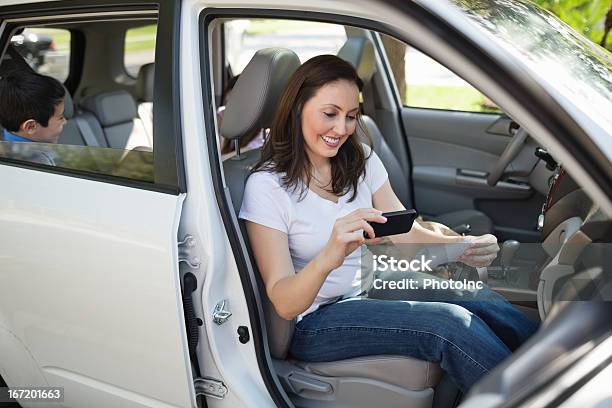 Mujer Usando Teléfono Inteligente Para El Depósito De Foto de stock y más banco de imágenes de Dispositivo de información móvil