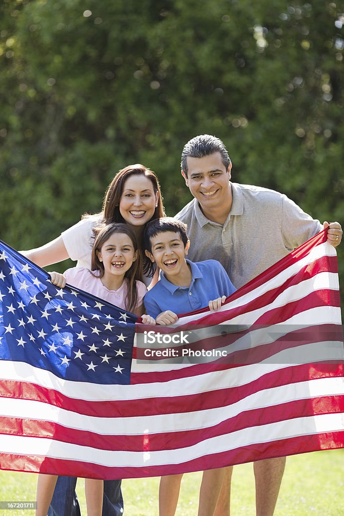 Mãe e pai com crianças segurando Bandeira dos Estados Unidos da América - Royalty-free 4 de Julho Foto de stock