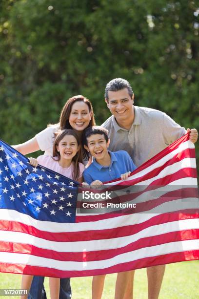 Mãe E Pai Com Crianças Segurando Bandeira Dos Estados Unidos Da América - Fotografias de stock e mais imagens de 4 de Julho