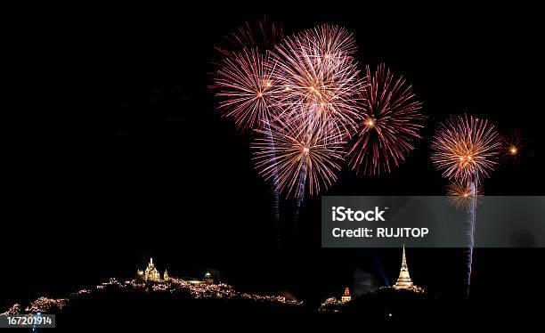 Foto de Vários Fogos De Artifício Contra Um Céu Negro e mais fotos de stock de Comemoração - Conceito - Comemoração - Conceito, Cor Preta, Explodir