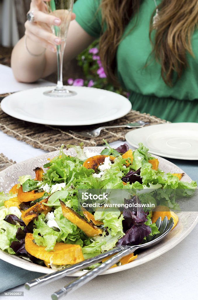 Gesunde Teller mit Salat im Freien - Lizenzfrei Alkoholisches Getränk Stock-Foto