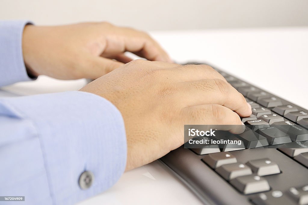 Manos escribiendo en el teclado - Foto de stock de Color negro libre de derechos