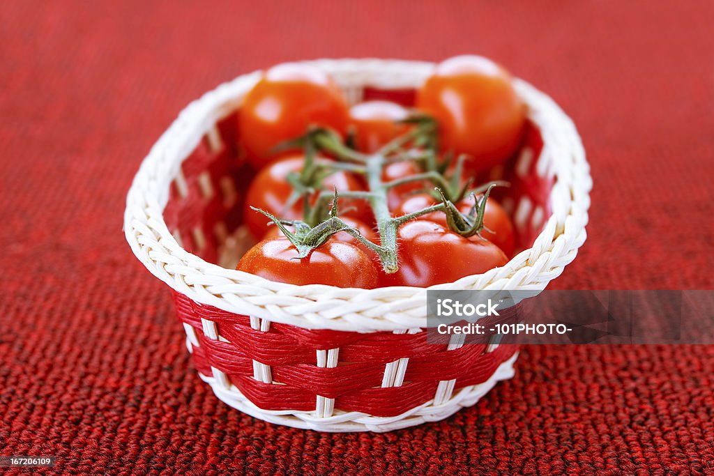 Cesto con pomodori maturi - Foto stock royalty-free di Alimentazione sana