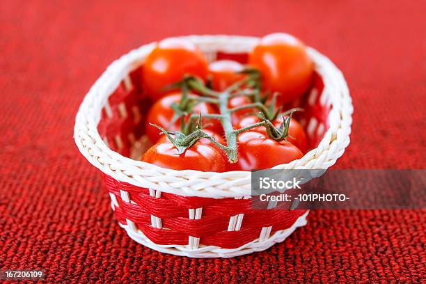 Cesto Con Pomodori Maturi - Fotografie stock e altre immagini di Alimentazione sana - Alimentazione sana, Cestino, Cibi e bevande