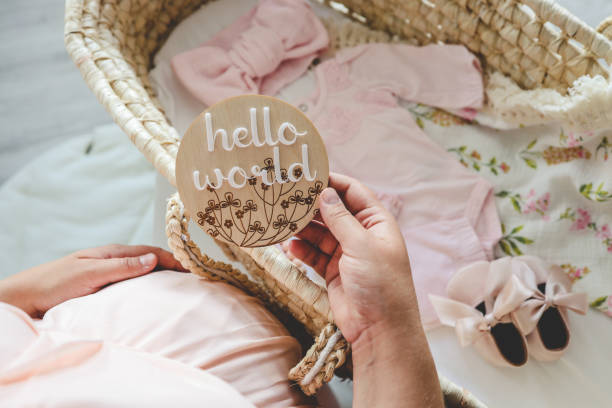 holzbrett handgefertigt mit der aufschrift: hallo welt, warten auf das baby - human pregnancy earth globe mother stock-fotos und bilder