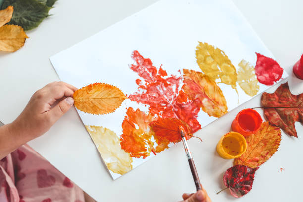 atividade de outono infantil, impressão de folhas sobre papel - child autumn craft preschooler - fotografias e filmes do acervo